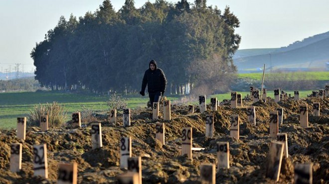 Deprem mezarlığı: Ölenler numaralarla defnediliyor