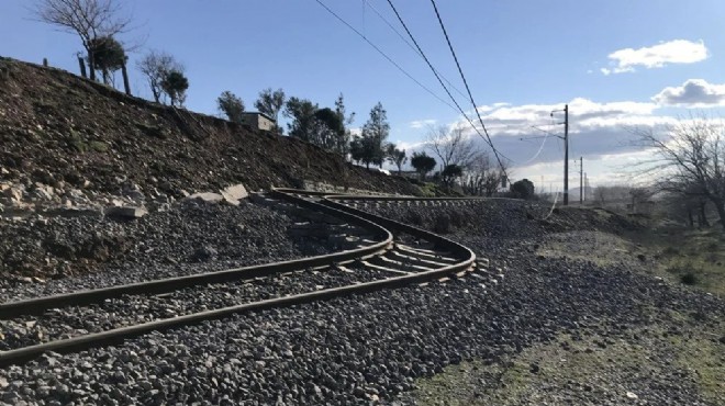 Deprem tren raylarını tel gibi büktü