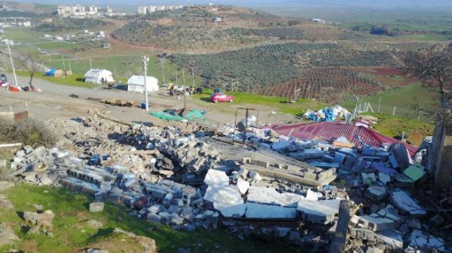 Depremde kayalar evi yerle bir etti: 2 ölü, 5 yaralı!