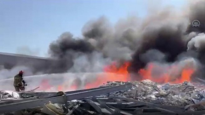 Depremde yıkılan fabrikada yangın çıktı