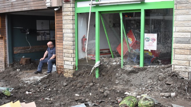 Dereler taştı: Karadeniz Sahil Yolu trafiğe kapandı!