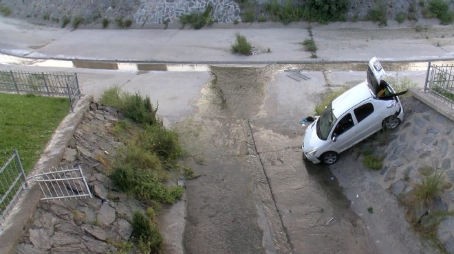 Direksiyon parkurunda eğitim yaparken otomobille dereye uçtu