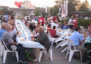 Türk Kızılayı Karşıyaka dan geleneksel iftar sofrası