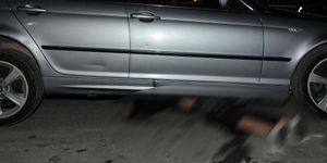 İzmir’de akıl almaz kaza: Genç kadın arabanın altında kaldı!