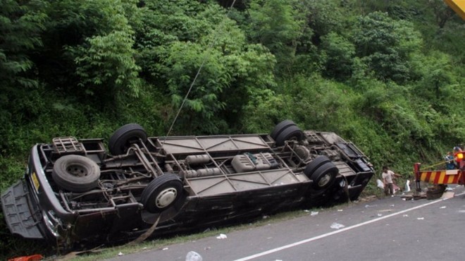 Endonezya da katliam gibi otobüs kazası: 27 ölü