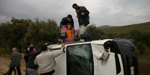 Engelli öğrenciler devrilen araçtan cam kırılarak çıkarıldı