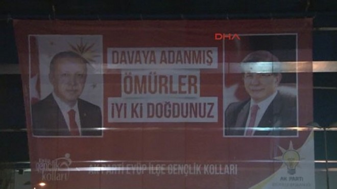 Erdoğan ve Davutoğlu’na doğum günü pankartı