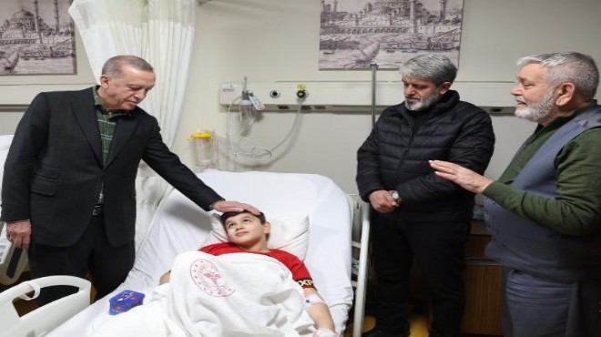 Erdoğan yaralı depremzedeleri ziyaret etti