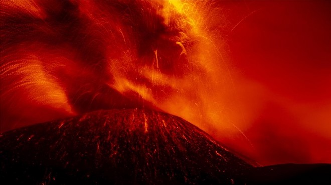 Etna Yanardağı yeniden faaliyette!