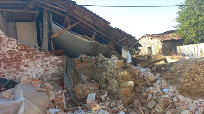 Evin çatısı çöktü... İzmir de can pazarı!