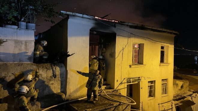İzmir de alevli gece... 3 katlı ev küle döndü!