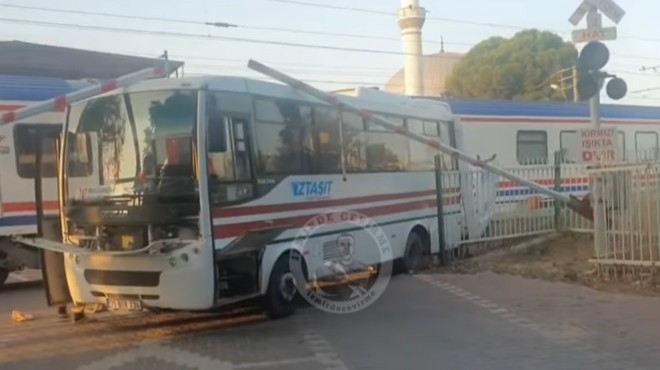 Faciaya kıl pay... İZTAŞIT ve tren çarpıştı!