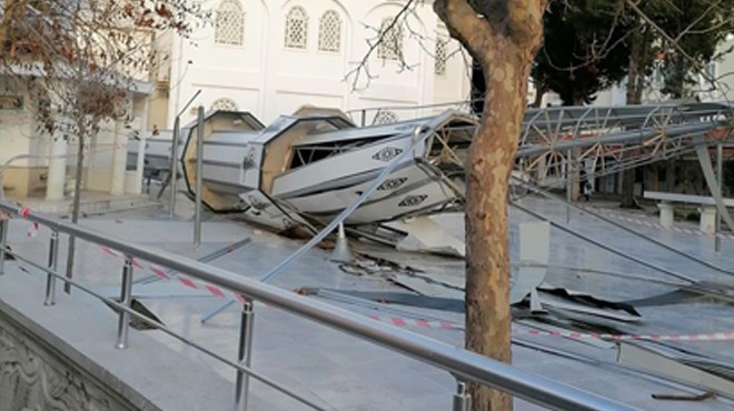 Faciaya kıl payı... İzmir de caminin minaresi yıkıldı