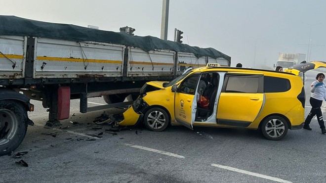 Feci  kaza: Taksi, TIR a ok gibi saplandı!