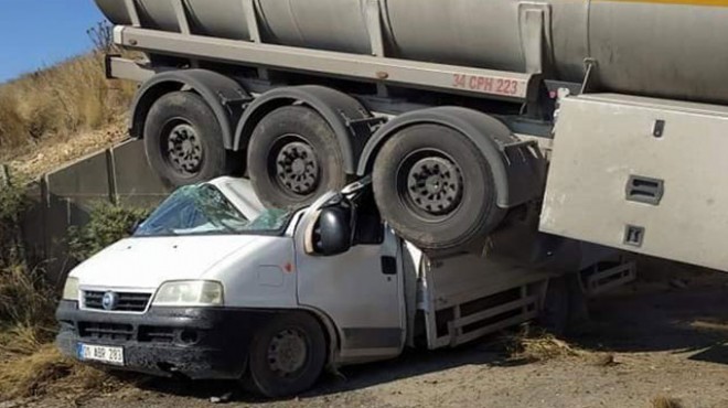 Feci kaza: Tanker kamyonetin üzerine düştü!