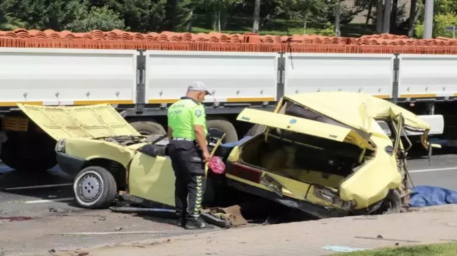 Feci kazada otomobil ikiye bölündü: 1 ölü, 3 yaralı