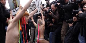 FEMEN Ayasofya da soyundu, polis göz açtırmadı!