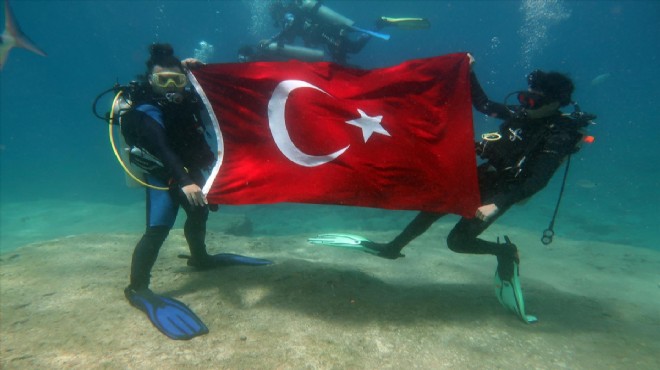 Fethiye de dalgıçlar 19 Mayıs ı deniz altında kutladı