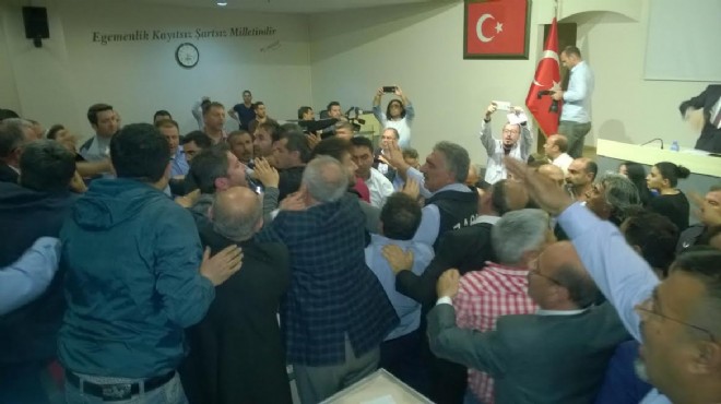 Çiğli Meclisi nde  Kılıçdaroğlu  kavgası: Üyeler birbirine girdi!