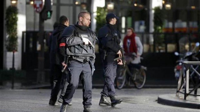 Flaş! Fransa da polis merkezine saldırı!