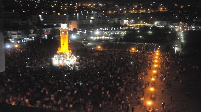 Flaş: İzmir de halk meydanlara akın etti