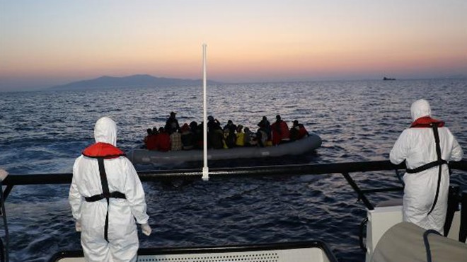 Foça açıklarında 32 kaçak göçmen kurtarıldı