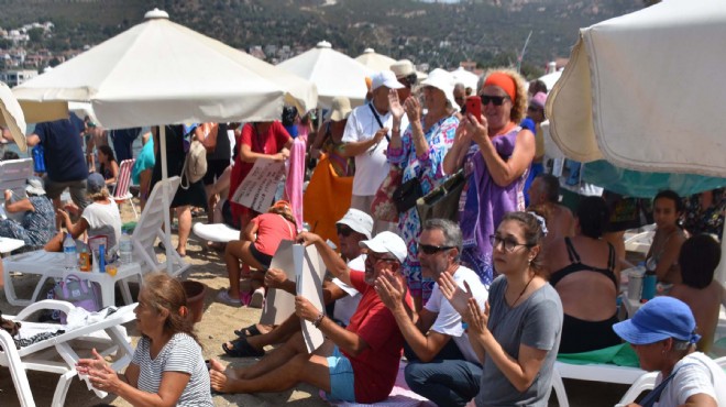 Foça da kıyı işgaline yönelik  havlulu  protesto