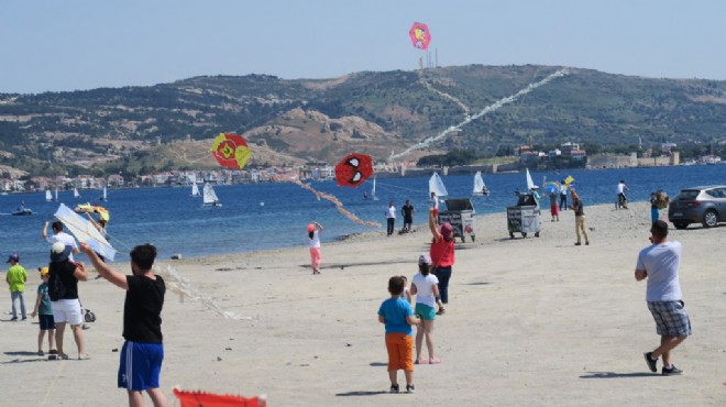 Foça da uçurtmalar gökyüzünü renklendirdi