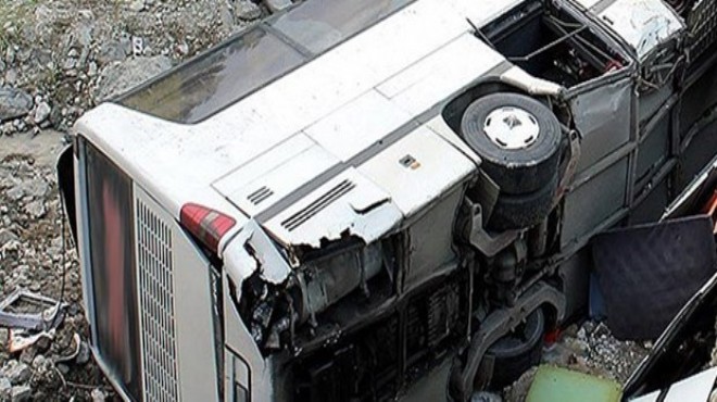 Folklorcuları taşıyan otobüs kaza yaptı: 2 ölü 22 yaralı