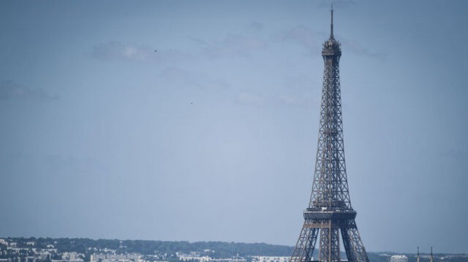 Fransa da Eyfel Kulesi nde bomba alarmı
