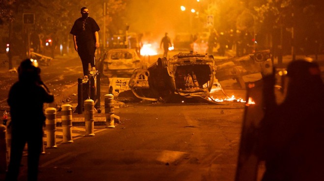 Fransa da sular durulmuyor: Göstericilerle polis çatıştı!