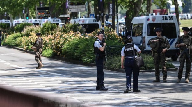 Fransa daki bıçaklı saldırının faili psikiyatri hastanesine sevk edildi