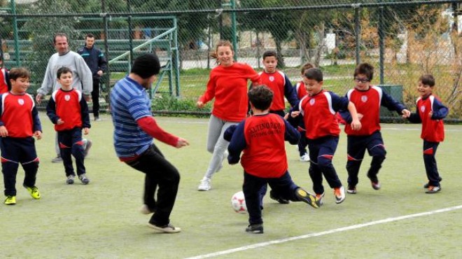 Futbolcu çocuklar  anne-babalar ı yendi