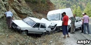 Zincirleme trafik kazasında 2 ölü, 6 yaralı