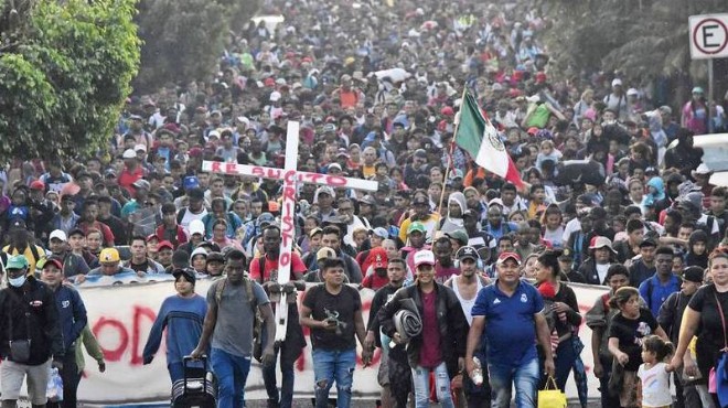 Göçmen dalgası: 10 bin kişilik konvoy yola çıktı