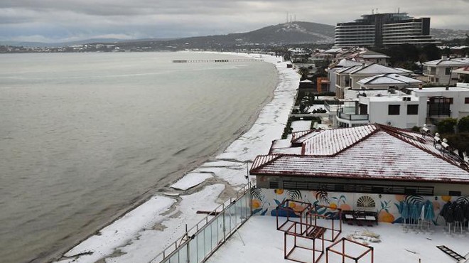 Gören şok oldu... Çeşme beyaza büründü