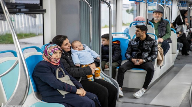 Günde 30 binden fazla yolcu... Çiğlililer tramvayı sevdi!