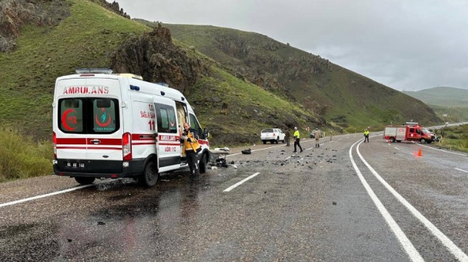 Hafif ticari araç ile minibüs çarpıştı: 2 ölü, 5 yaralı