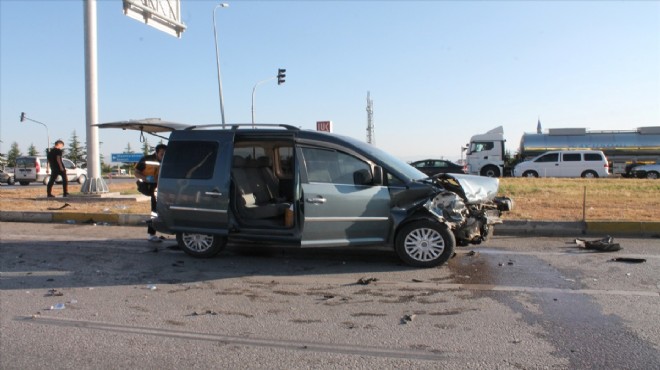 Hafif ticari ile otomobil çarpıştı: 10 yaralı!