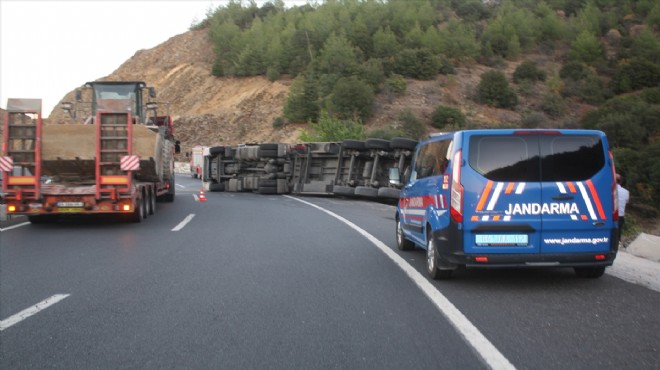 Hakimiyetini kaybeden TIR devrildi