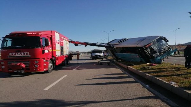 Halk otobüsü, aydınlatma direğine çarptı: 12 yaralı