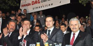 Bayraklı  Dağ  gibi arkasında