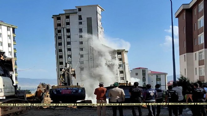 Hasarlı bina yıkım esnasında sağlam binanın üzerine devrildi