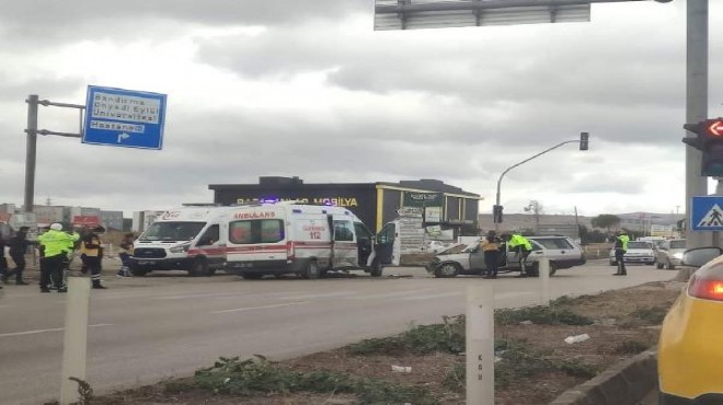 Hasta taşıyan ambulans otomobil ile çarpıştı!