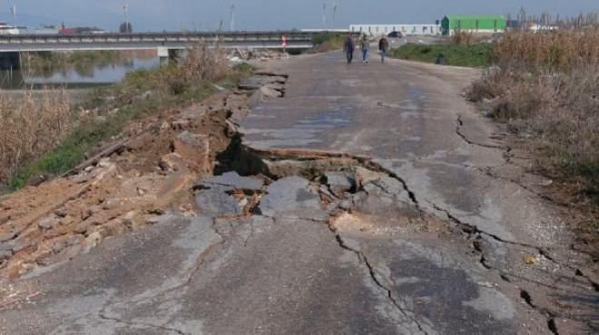 Hatay daki depremde bazı yollar çöktü