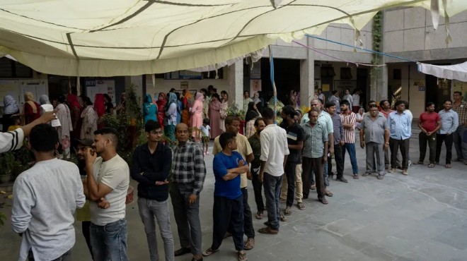 Hindistan da seçim: 33 görevli sıcaktan öldü