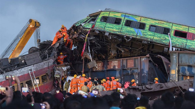 Hindistan daki tren faciası: Ölü sayısı 290 a yükseldi