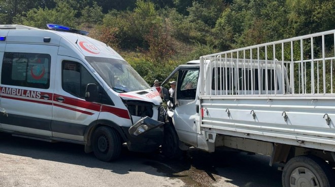 İki ambulans ve kamyonet kazaya karıştı: 7 yaralı!