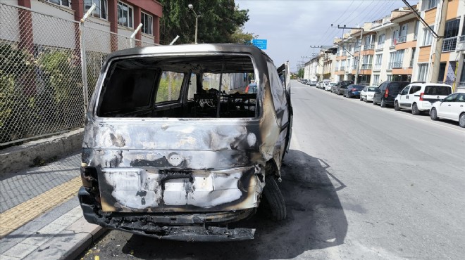 İki çocuk park halindeki minibüsü yaktı... Faciaya kıl payı!