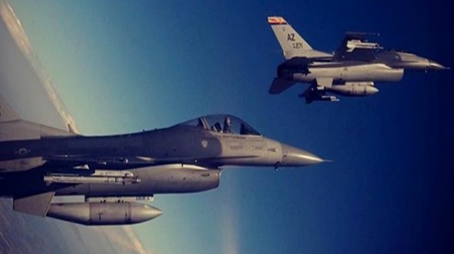 İki F-16 havada çarpıştı!